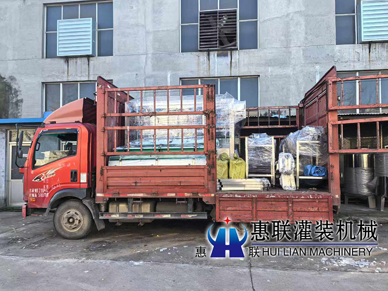 整套油類灌裝機(jī)發(fā)往德州