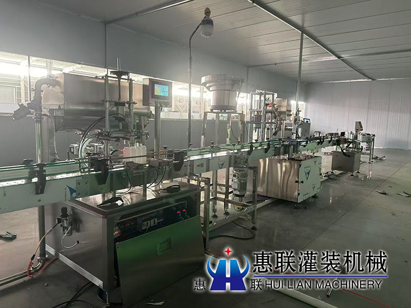 膠州油脂灌裝機(jī)生產(chǎn)線安裝調(diào)試現(xiàn)場